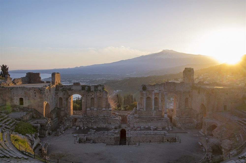 img:https://www.thethinkingtraveller.com/Media/Resized/SICILY%20local%20areas/Taormina_and_beaches/1000/TTT_Sicily_Taormina_JUN22_4.jpg